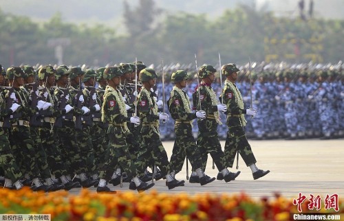 Binh sĩ Myanmar trong Lễ duyệt binh 68 năm ngày Quốc khánh
